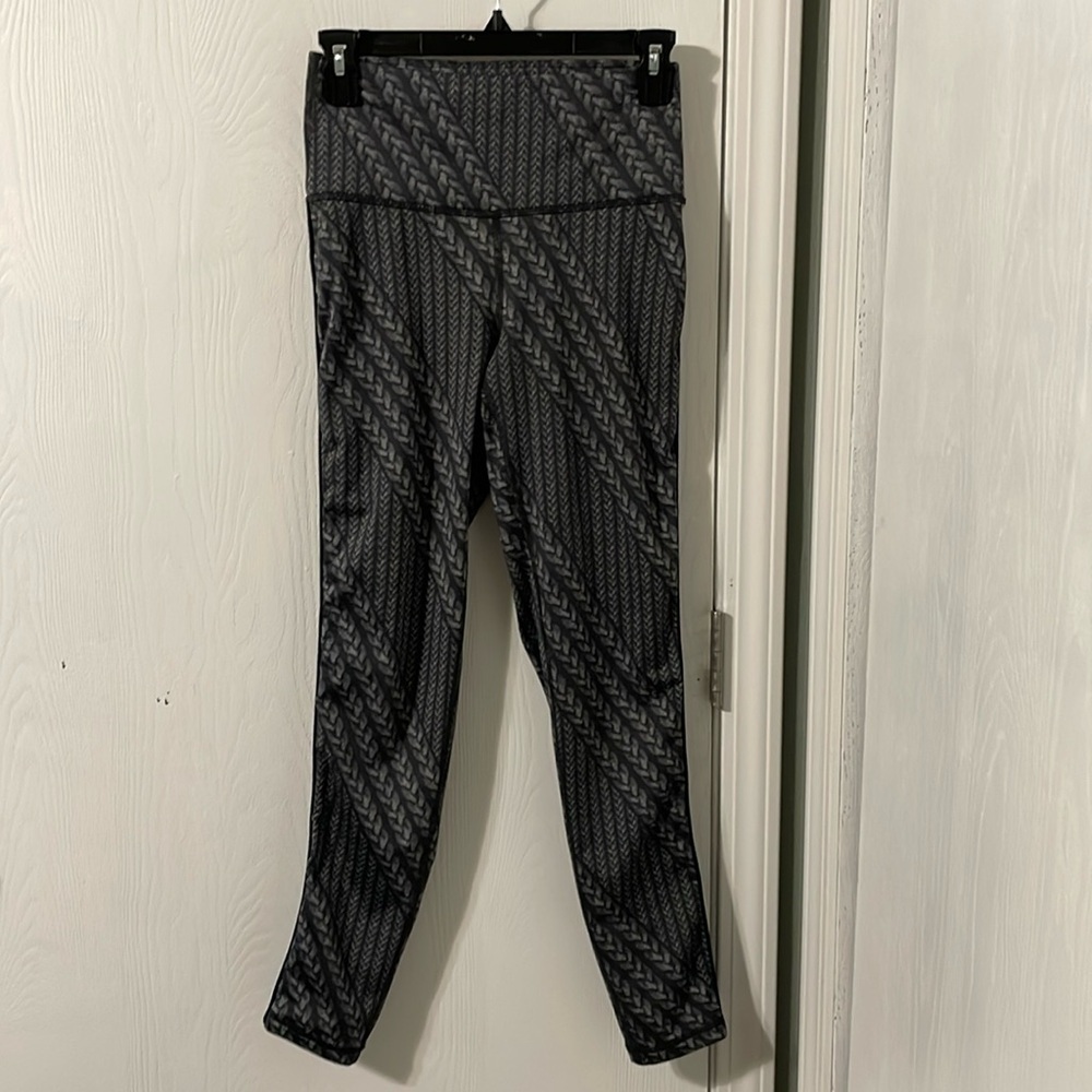 💰Aerie Chill Play Move Gray Braid/Chain Print High Waisted 7/8 Leggings Medium